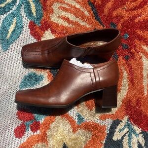 Naturalized Women’s 8M Brown Leather Shoes Boots Zip with heel stitch in time